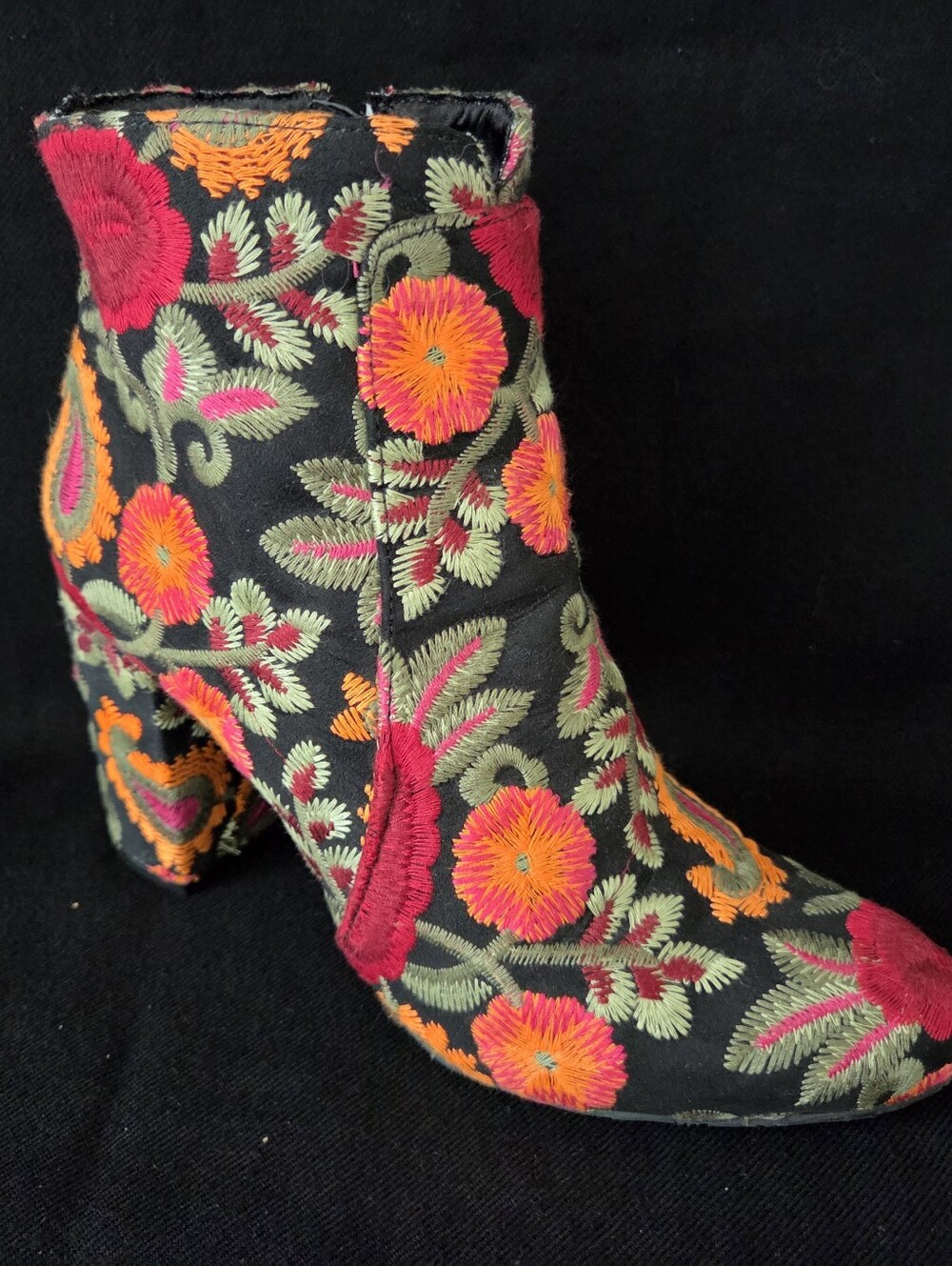 Mia Zip Ankle Bootie Wmns 7.5 Black Multi Floral Rosebud Embroidered GG1840B EUC